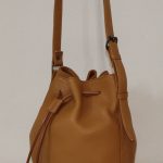 6　牛革巾着型ショルダー