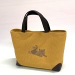 小ぶりなスクエア型トートバッグ